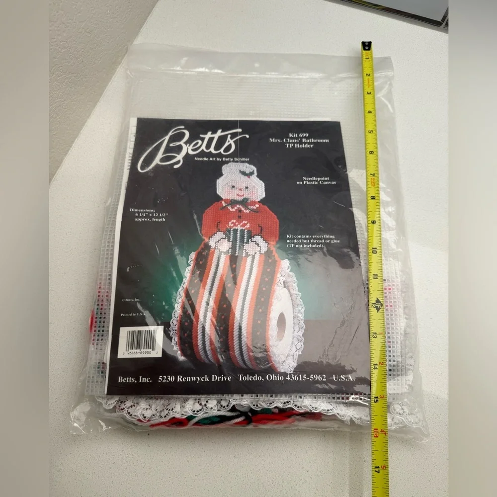New Vintage Mrs Claus' Bathroom Toilet Paper Holder Needlepoint Plastic Canvas - Picture 5 of 5
